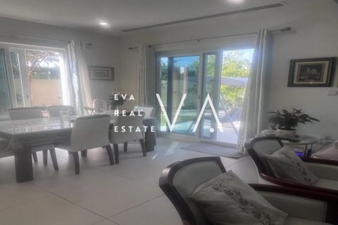 וילה ב Dubai, איחוד האמירויות 4 חדרי שינה, 274.98 מ