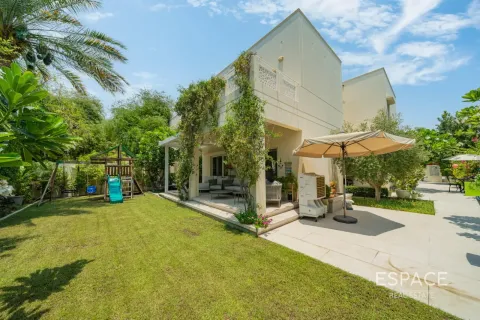 Villa asukohaga Meadows, Dubai, AÜE: 3 magamistoaga, 320 m² Nr 737789