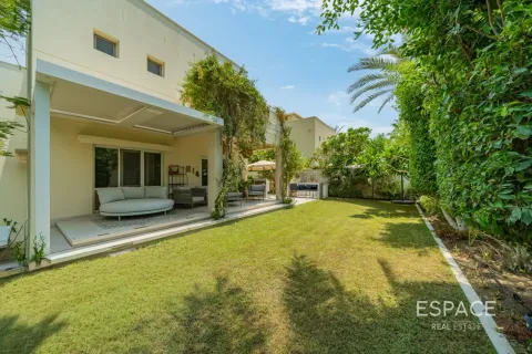 Vilë në Meadows, Dubai, Emiratet e Bashkuara Arabe 3 dhoma gjumi, 320 m2. № 737789 - Foto 2