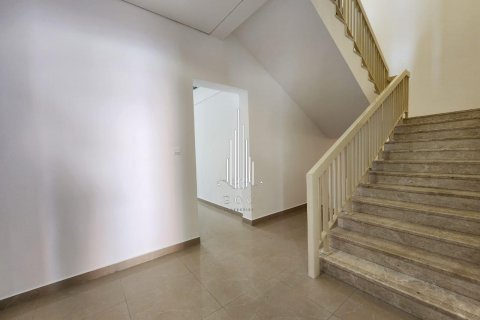 Vila v Abu Dhabi Gate City, SAE 5 spální, 513 m2 č. 456913 - Fotografia 17