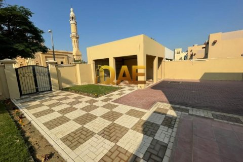 Villa in Dubai, UAE 4 bedrooms, 929 sq.m. № 237858