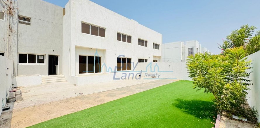 Villa i Umm Suqeim, Dubai, Emiratene 4 soverom, 372 kvm nr. 634136