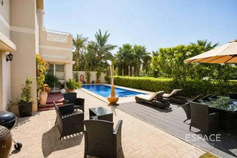 Villa te huur in Meadows, Dubai, VAE 5 slaapkamers, 458 vr.m., nr 738436 - foto 2