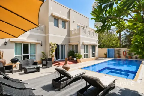 Villa asukohaga Meadows, Dubai, AÜE: 5 magamistoaga, 458 m² Nr 738436