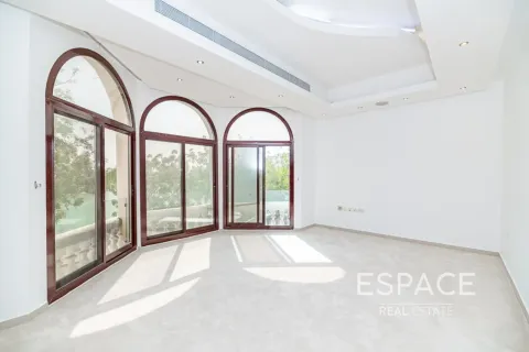 Villa en alquiler en Emirates Hills, Dubai, EAU 8 dormitorios, 1486 m2 № 650318 - foto 13