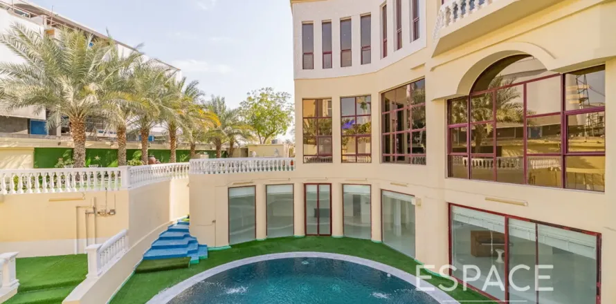 Villa en Emirates Hills, Dubai, EAU 8 dormitorios, 1486 m² № 650318