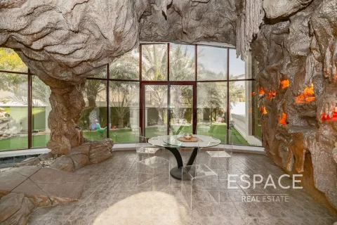 Villa en alquiler en Emirates Hills, Dubai, EAU 8 dormitorios, 1486 m2 № 650318 - foto 5