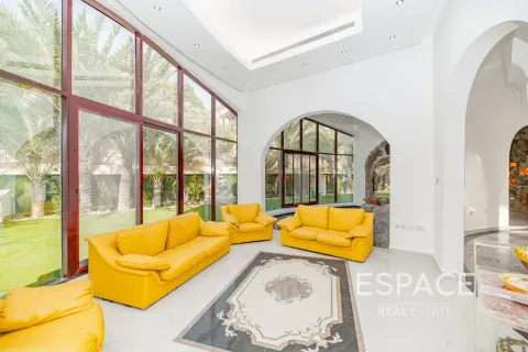 Villa en alquiler en Emirates Hills, Dubai, EAU 8 dormitorios, 1486 m2 № 650318 - foto 3