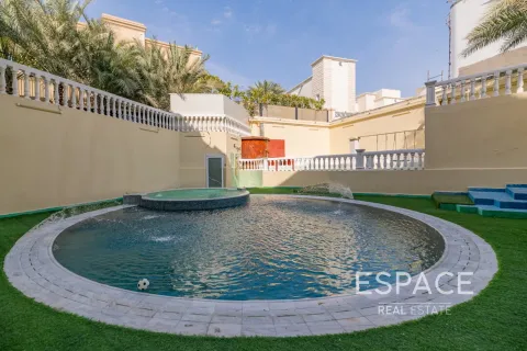 Villa en alquiler en Emirates Hills, Dubai, EAU 8 dormitorios, 1486 m2 № 650318 - foto 18