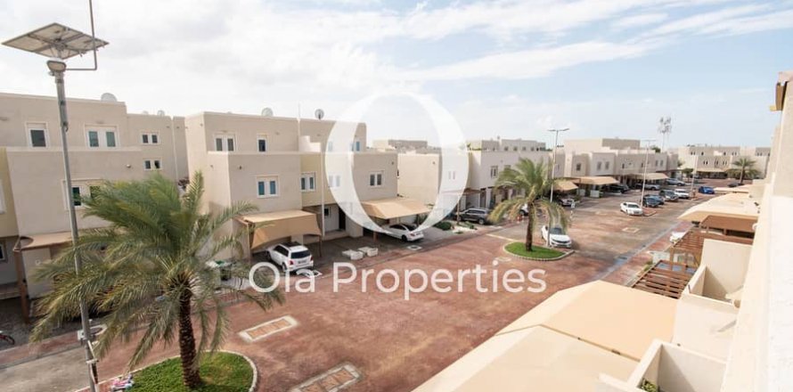 Villa en Al Reef, Abu Dhabi, EAU 3 dormitorios, 174 m² № 644657