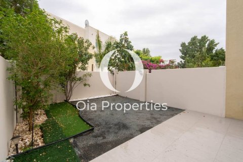 Villa en venta en Al Reef, Abu Dhabi, EAU 3 dormitorios, 174 m2 № 644657 - foto 2