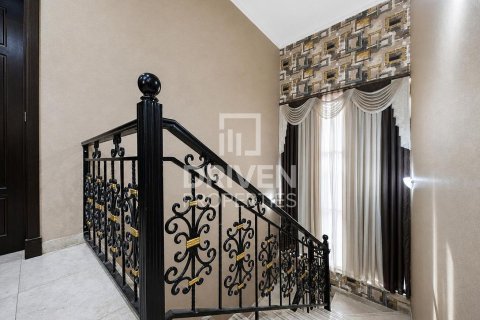 Vilë në Umm Suqeim, Dubai, Emiratet e Bashkuara Arabe 4 dhoma gjumi, 594.58 m2. № 746635 - Foto 10