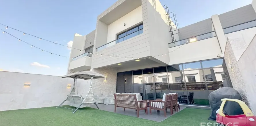 Adosado en Al Furjan, Dubai, EAU 4 dormitorios, 251 m² № 738233