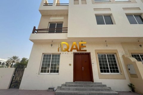 Villa asukohaga Mirdif, Dubai, AÜE: 4 magamistoaga, 2445.6 m² Nr 512258