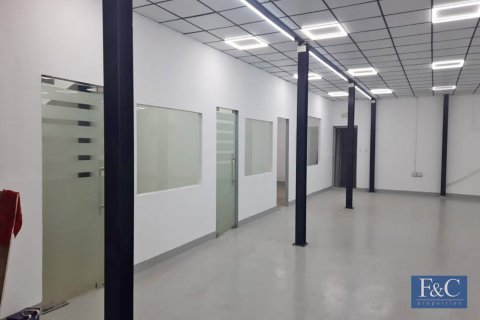Warehouse in Al Quoz, Dubai, UAE 460 sq.m. № 704731 - photo 8