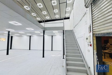 Warehouse in Al Quoz, Dubai, UAE 460 sq.m. № 704731 - photo 12