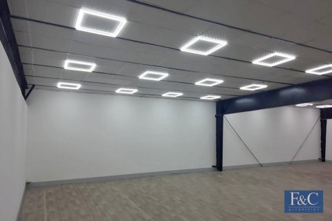 Warehouse in Al Quoz, Dubai, UAE 460 sq.m. № 704731 - photo 2