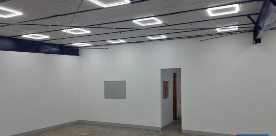 Warehouse in Al Quoz, Dubai, UAE 460 sq.m. № 704731