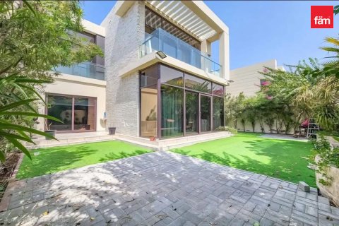 Vilë në Dubai, Emiratet e Bashkuara Arabe 5 dhoma gjumi, 390.7 m2. № 740829