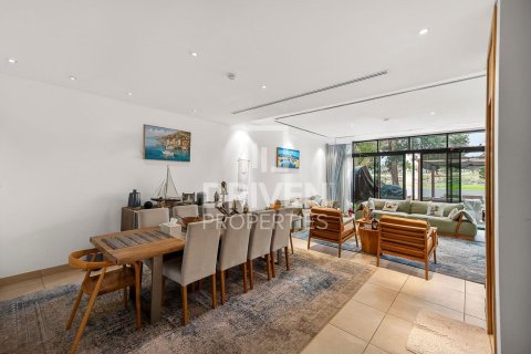 Kamienica w Jumeirah Golf Estates, Dubai, ZEA 4 sypialnie, 177.54 mkw. nr 765523