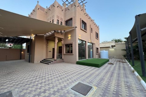 Villa te koop in Ras Al Khaimah, VAE 4 slaapkamers, 725 vr.m., nr 734625 - foto 1