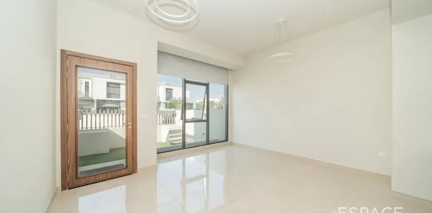 Adosado en Al Furjan, Dubai, EAU 4 dormitorios, 236 m² № 738242