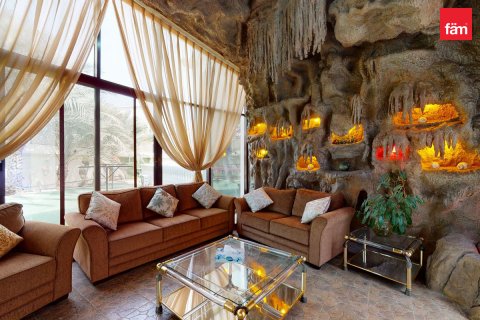 Villa te huur in Dubai, VAE 8 slaapkamers, 1723.6 vr.m., nr 760352 - foto 11