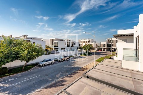 Вилла Дубай, БАӘ-да 5 жатын бөлмелер, 425.5 м² № 762090 - фото 3