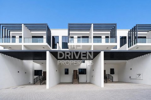 Adosado en Jumeirah Village Circle, Dubai, EAU 4 dormitorios, 197.6 m² № 768509