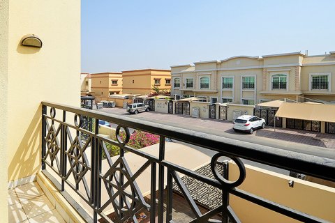 Villa para arrendamento em Mirdif, Dubai, EAU 3 quartos, 2492.31 m2 № 764330 - foto 2