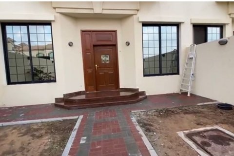 Villa para arrendamento em Mirdif, Dubai, EAU 3 quartos, 2492.31 m2 № 764330 - foto 5
