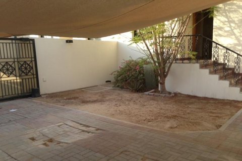 Villa para arrendamento em Mirdif, Dubai, EAU 3 quartos, 2492.31 m2 № 764330 - foto 6