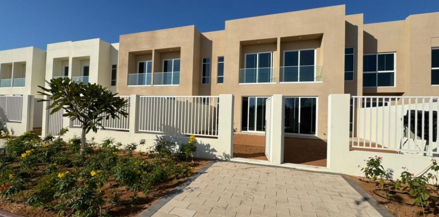 Maison de ville à Ras Al Khaimah, EAU: 2 chambres, 170 m2 № 734605