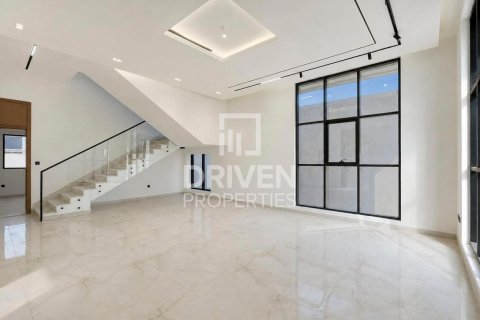 Vilë në Al Aweer, Dubai, Emiratet e Bashkuara Arabe 5 dhoma gjumi, 759.02 m2. № 768369