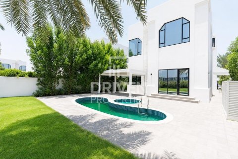 Villa in Jumeirah, Dubai, UAE 5 bedrooms, 341.6 sq.m. № 768061