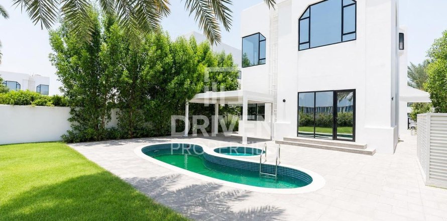Villa en Jumeirah, Dubai, EAU 5 dormitorios, 341.6 m² № 768061