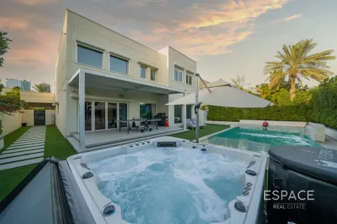Villa til salg i Meadows, Dubai, UAE 5 soveværelser, 353 kvm № 738017 - foto 2