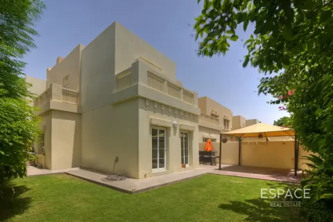 Villa asukohaga The Lakes, Dubai, AÜE: 3 magamistoaga, 243 m² Nr 737802