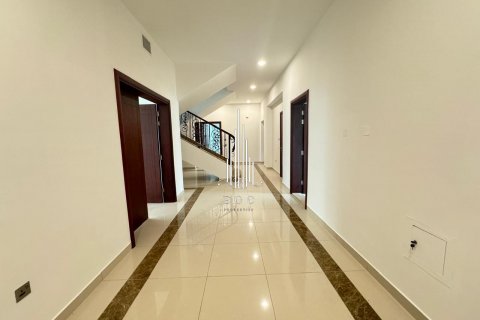 Huvila Khalifa City, Abu Dhabi, Arabiemiraatit 6 makuuhuonetta, 836.1 m2 № 517684 - kuva 20