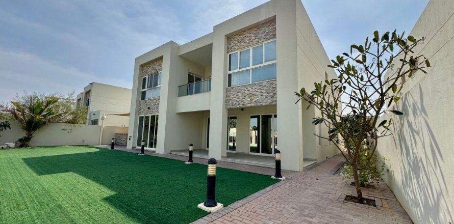 וילה ב Ras Al Khaimah, איחוד האמירויות 4 חדרי שינה, 443 מ"ר מספר 734868