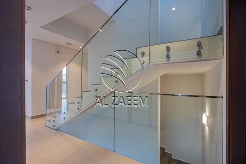 Villa in Abu Dhabi, VAE: 5 Schlafzimmer, 289 m2 Nr. 725761