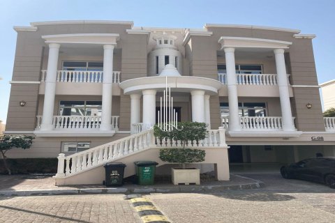 Villa in Khalifa City, Abu Dhabi, UAE 5 bedrooms, 519 sq.m. № 514018 - photo 7