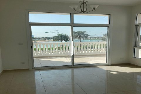 Villa in Khalifa City, Abu Dhabi, UAE 5 bedrooms, 519 sq.m. № 514018 - photo 3