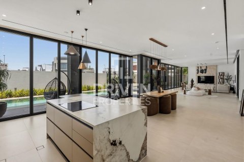 Вилла в Nadd Al Sheba, Дубай, ОАЭ 5 спален, 930.24м2 № 765242