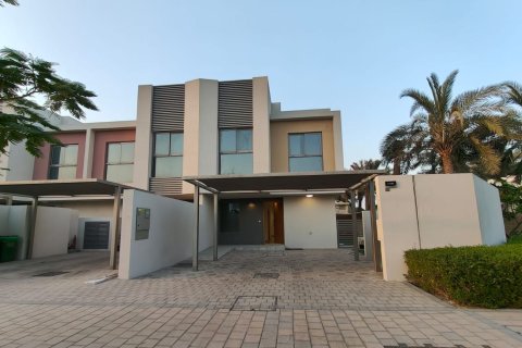 Adosado en Muwaileh Commercial, Sharjah, EAU 3 dormitorios, 175.12 m² № 768753
