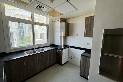 Üürile anda villa asukohaga Khalifa City, Abu Dhabi, AÜE: 4 magamistoaga, 679.6 m² Nr 517682 - pilt 9