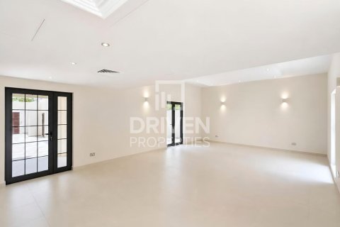 Villa a Umm Suqeim, Dubai, EAU 4 camere da letto, 408.31 mq. № 745401