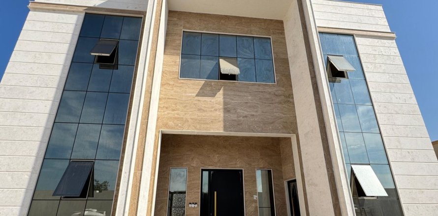Vilë në Ras Al Khaimah, Emiratet e Bashkuara Arabe 5 dhoma gjumi, 595 m2. № 735130