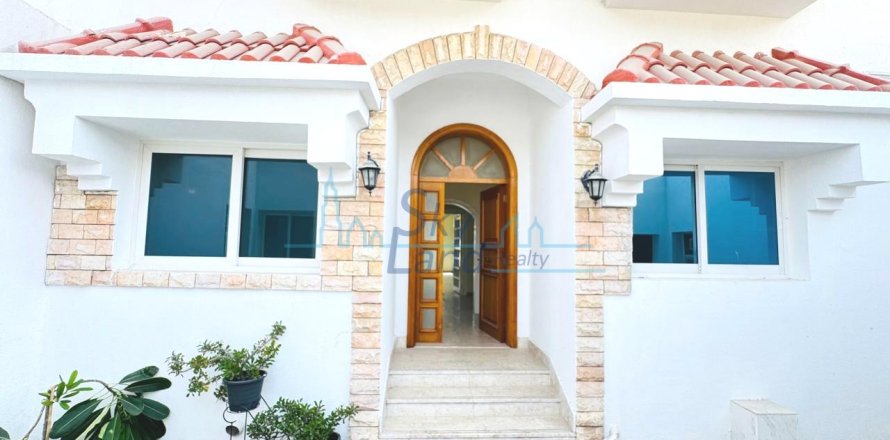 Villa i Umm Suqeim, Dubai, Emiratene 4 soverom, 325 kvm nr. 650555