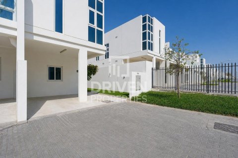 Kuća u nizu u Dubai, UAE 3 spavaćih soba, 176.98 m2 Br. 754266 - fotografija 2